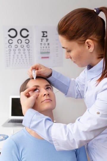 doctor-testing-patient-eyesight_23-2149230013